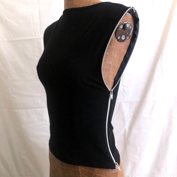 Sleeveless Black Double Sided Zippered Top - Picture 1 of 9